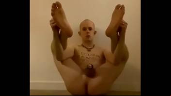 Tom Murphy as a good boy, wants to serve and be exposed! Yoga Pose!